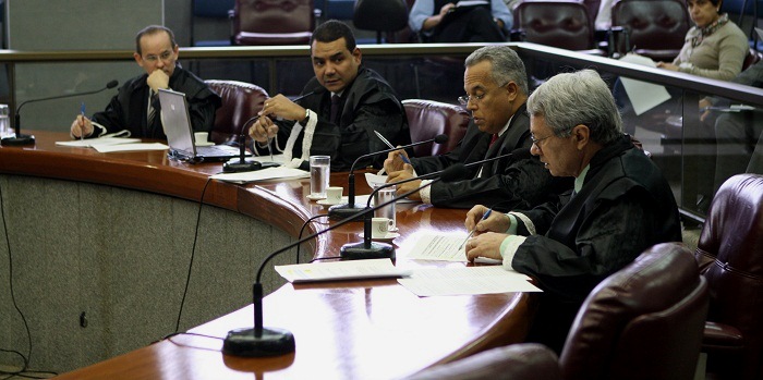 O relator do processo, conselheiro José Alves Viana (à dir.), teve sua decisão monocrática referendada pelos demais membros do Colegiado da Segunda Câmara (Foto: Karina Camargos Coutinho)